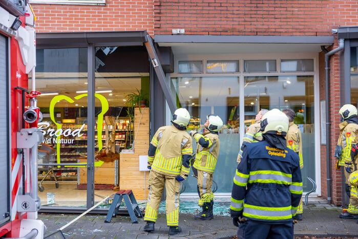 Automobilist eindigt tegen winkelpand