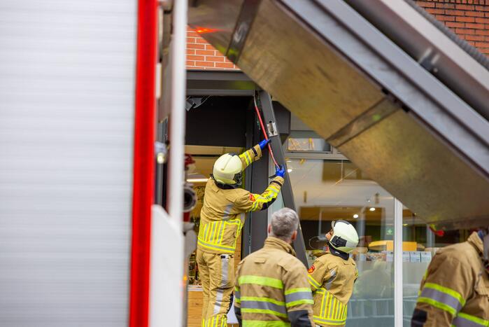 Automobilist eindigt tegen winkelpand