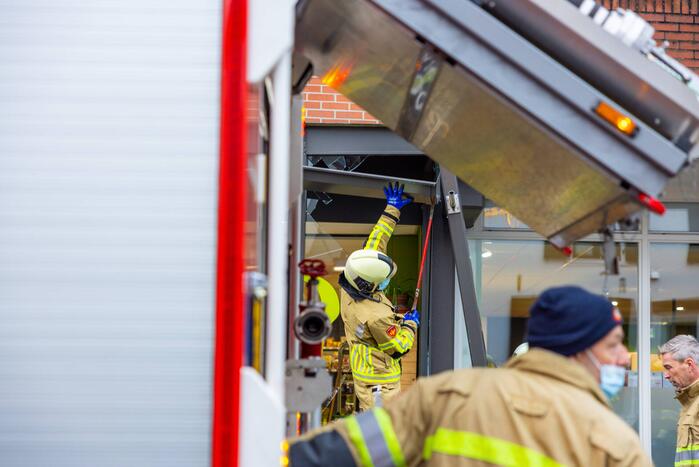 Automobilist eindigt tegen winkelpand