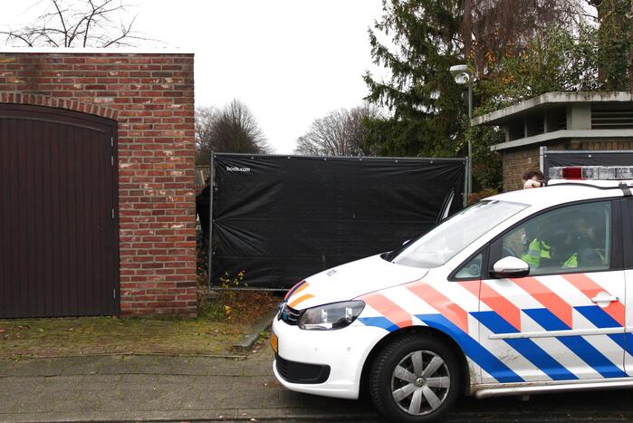 Politie doet onderzoek in woning en garage