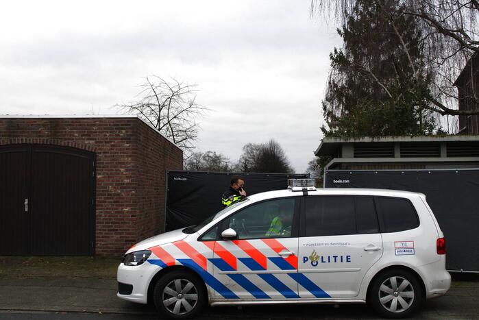 Politie doet onderzoek in woning en garage