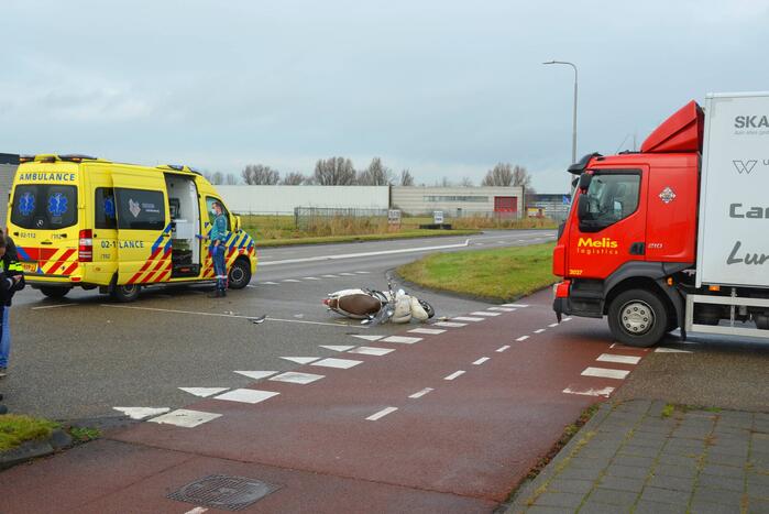 Scooter en vrachtwagen betrokken bij verkeersongeval