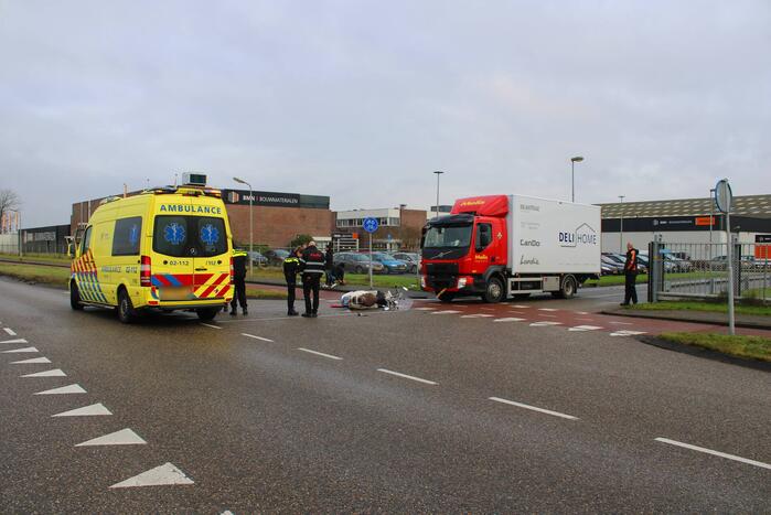 Scooter en vrachtwagen betrokken bij verkeersongeval