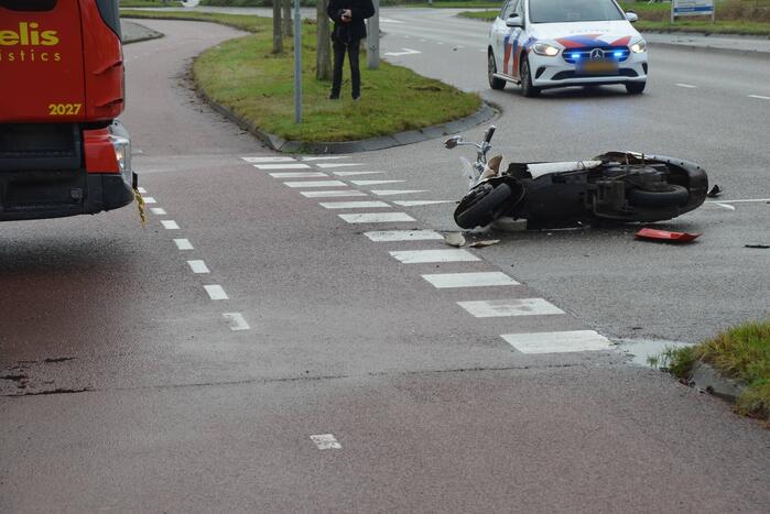 Scooter en vrachtwagen betrokken bij verkeersongeval