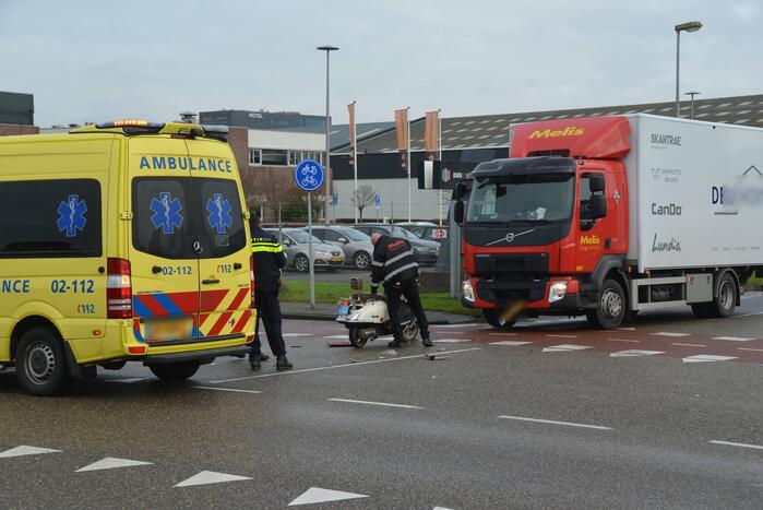 Scooter en vrachtwagen betrokken bij verkeersongeval