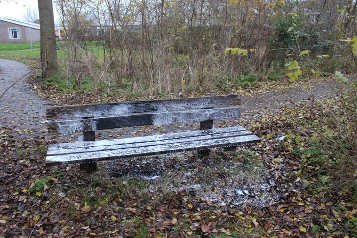 Houten bank in park geblust na brand