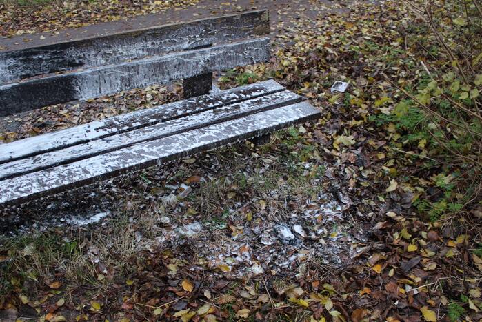 Houten bank in park geblust na brand