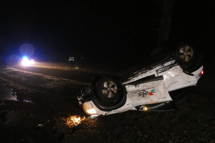 Auto raakt van de weg en vliegt over de kop