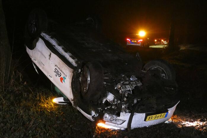 Auto raakt van de weg en vliegt over de kop