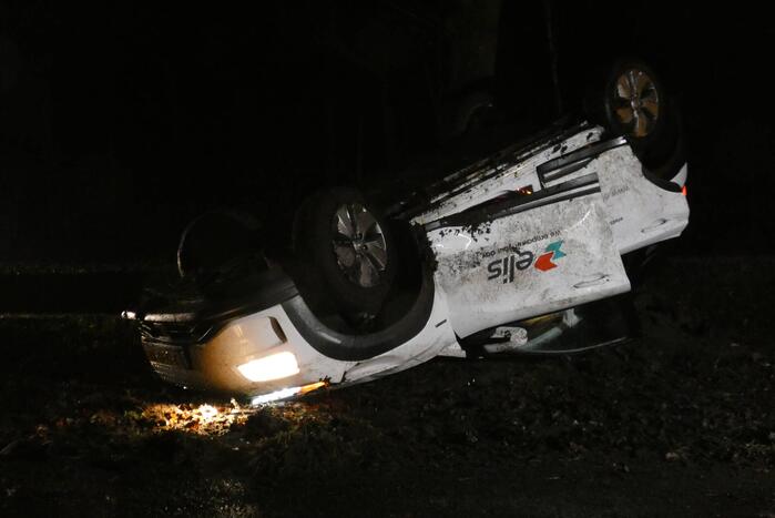 Auto raakt van de weg en vliegt over de kop