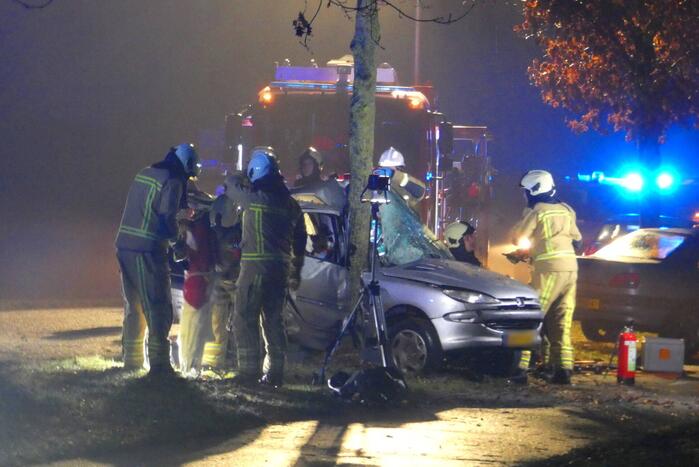 Auto crasht tegen boom