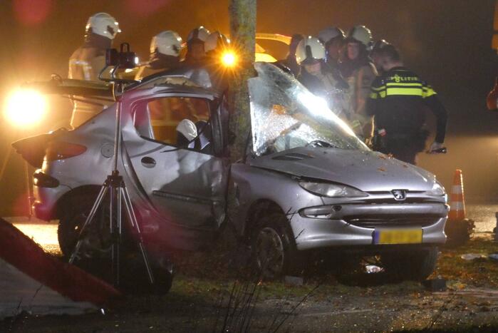 Auto crasht tegen boom