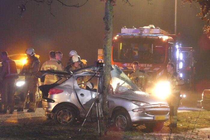 Auto crasht tegen boom