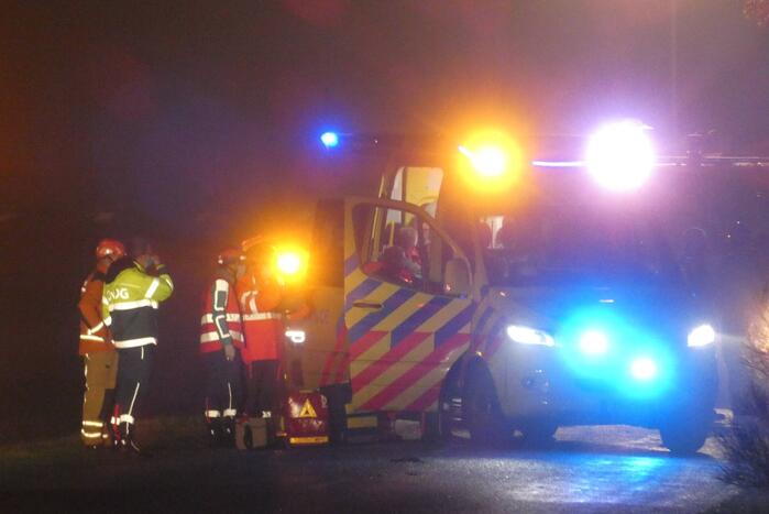 Auto crasht tegen boom