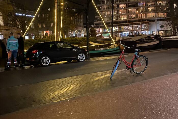 Fietsster en personenauto met elkaar in botsing