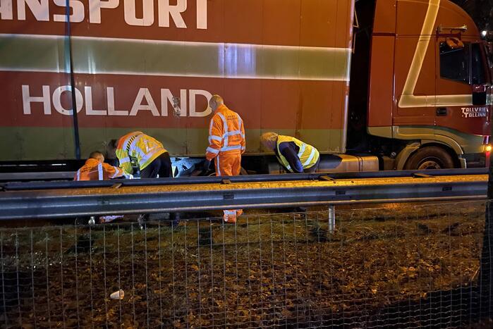 Vrachtwagen krijgt klapband