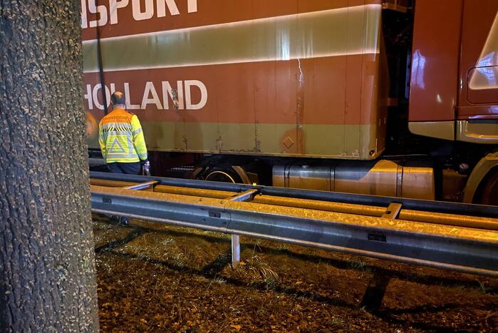 Vrachtwagen krijgt klapband