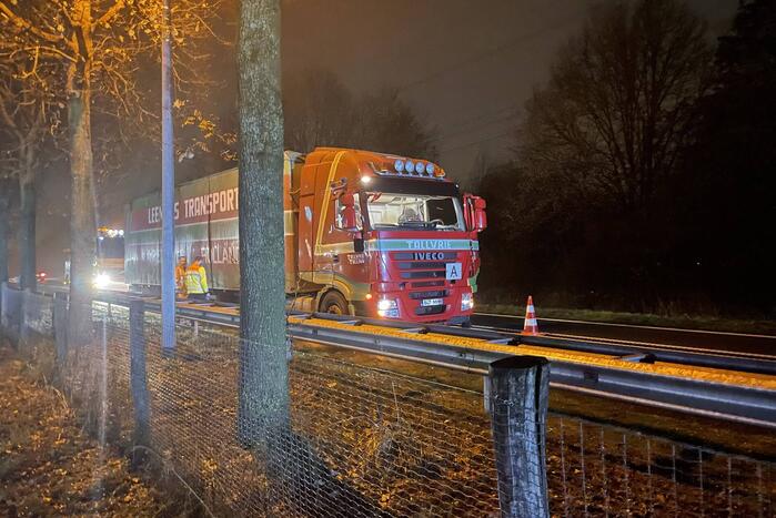 Vrachtwagen krijgt klapband