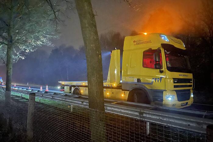 Vrachtwagen krijgt klapband