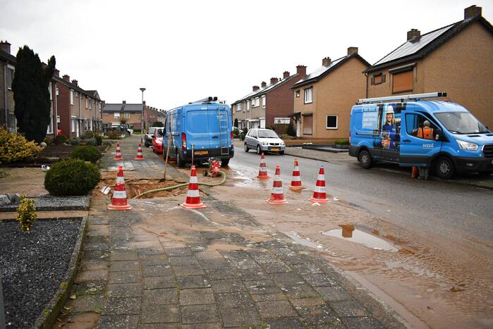Stoep opengebroken vanwege gesprongen waterleiding