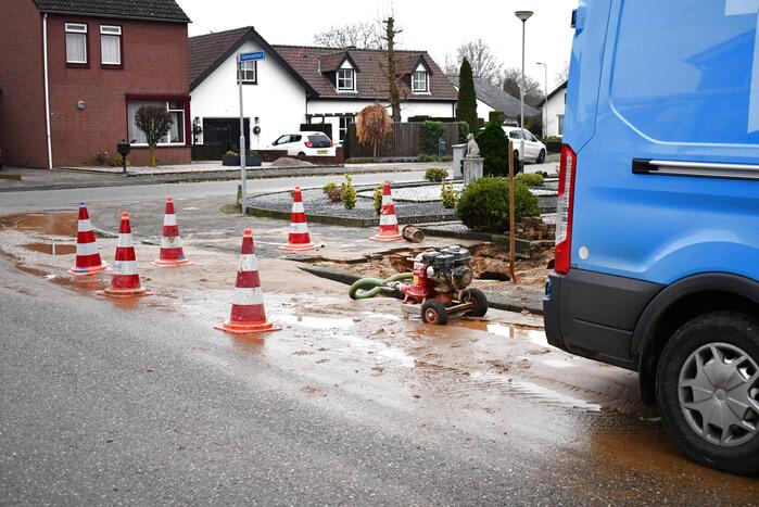 Stoep opengebroken vanwege gesprongen waterleiding