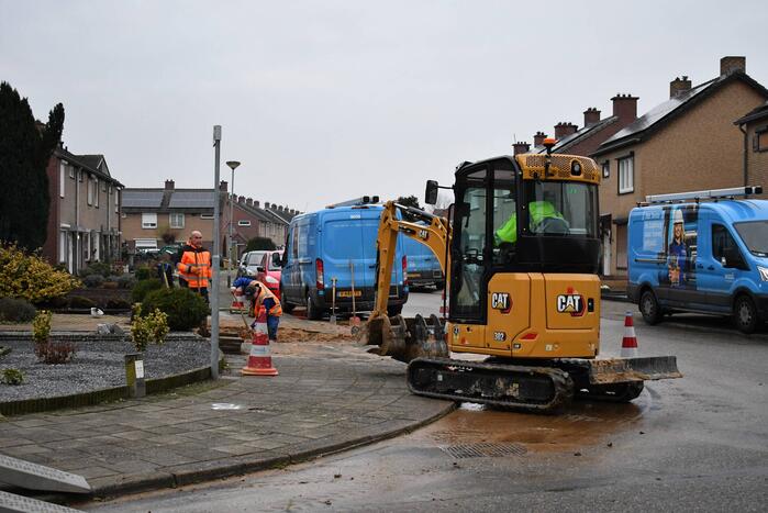 Stoep opengebroken vanwege gesprongen waterleiding