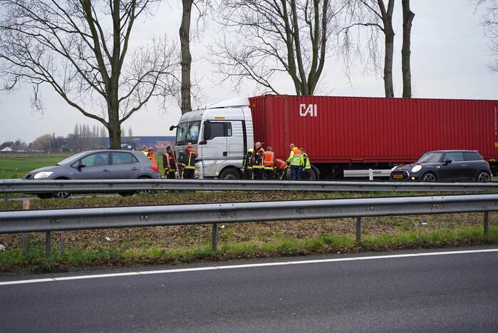 Lange files door vrachtwagen met brandstoflekkage