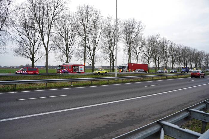 Lange files door vrachtwagen met brandstoflekkage
