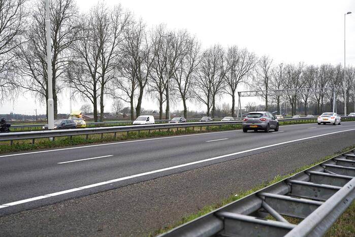 Lange files door vrachtwagen met brandstoflekkage