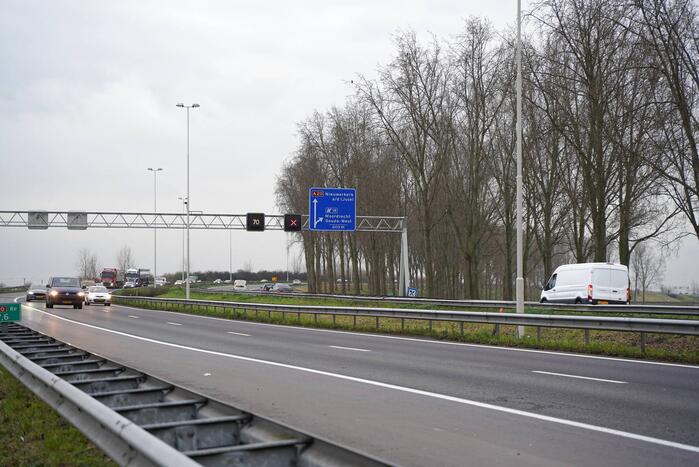Lange files door vrachtwagen met brandstoflekkage