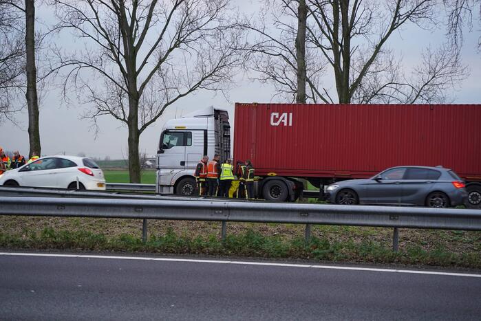 Lange files door vrachtwagen met brandstoflekkage