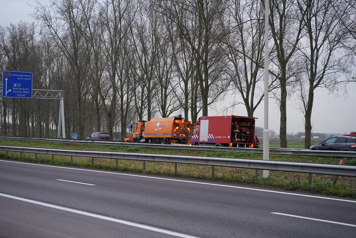 Lange files door vrachtwagen met brandstoflekkage