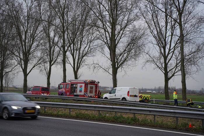 Lange files door vrachtwagen met brandstoflekkage