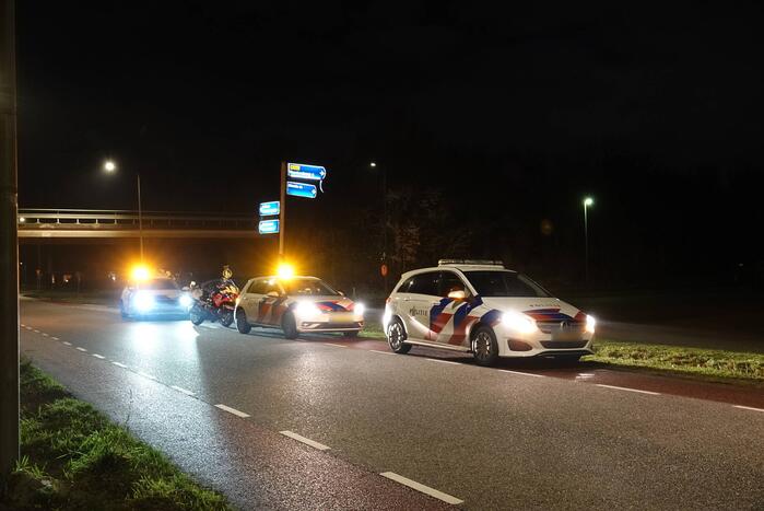 Bestuurder spoorloos na botsing tegen paal
