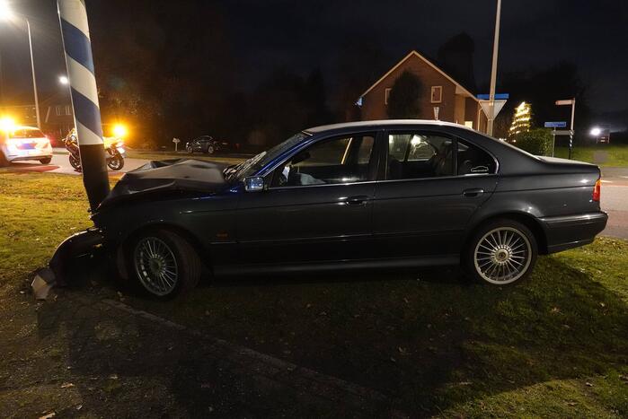 Bestuurder spoorloos na botsing tegen paal