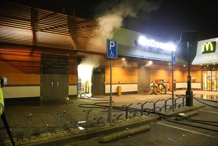 Afvalpers vliegt in in brand in restaurant