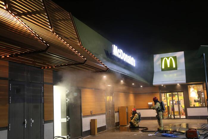 Afvalpers vliegt in in brand in restaurant