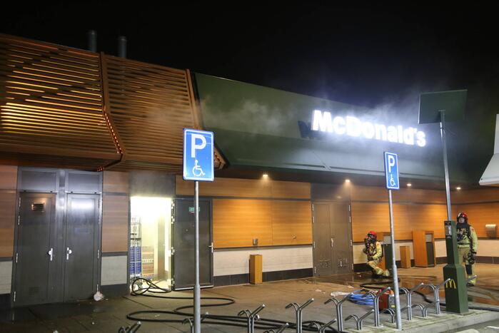 Afvalpers vliegt in in brand in restaurant