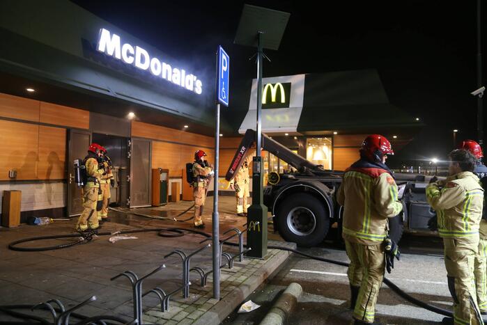 Afvalpers vliegt in in brand in restaurant