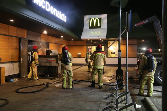 Afvalpers vliegt in in brand in restaurant