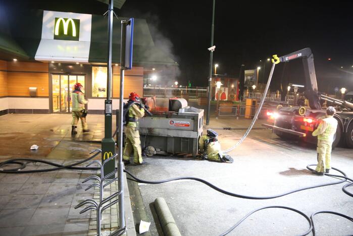 Afvalpers vliegt in in brand in restaurant