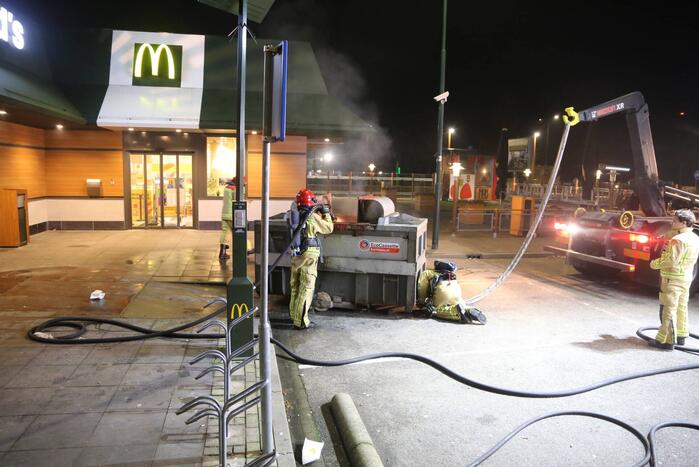 Afvalpers vliegt in in brand in restaurant