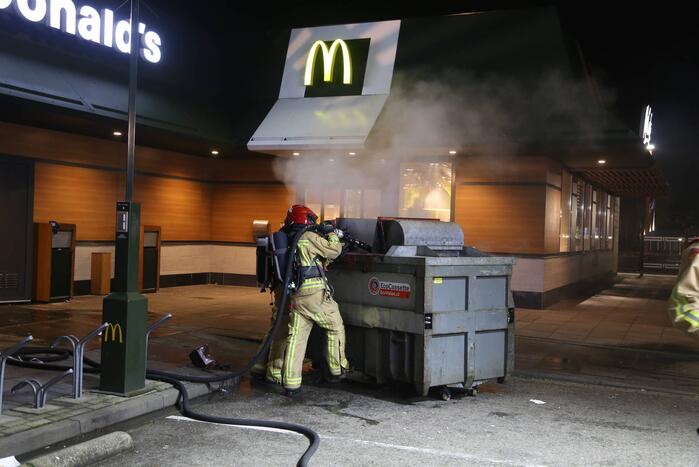 Afvalpers vliegt in in brand in restaurant