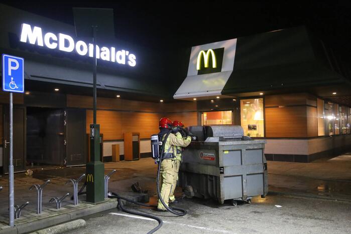 Afvalpers vliegt in in brand in restaurant