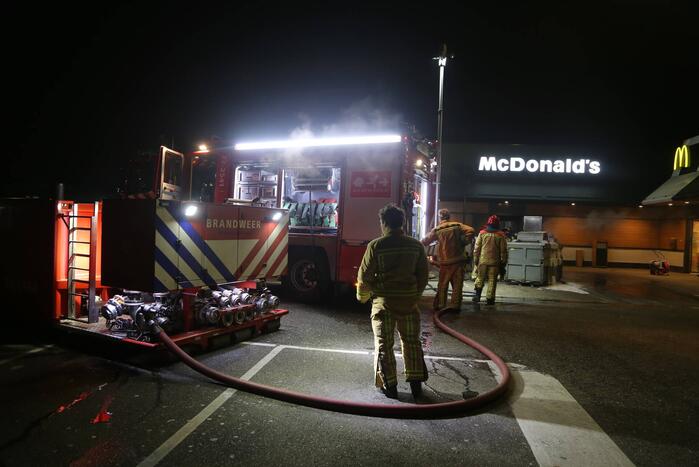 Afvalpers vliegt in in brand in restaurant