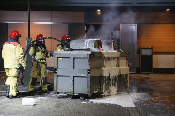 Afvalpers vliegt in in brand in restaurant