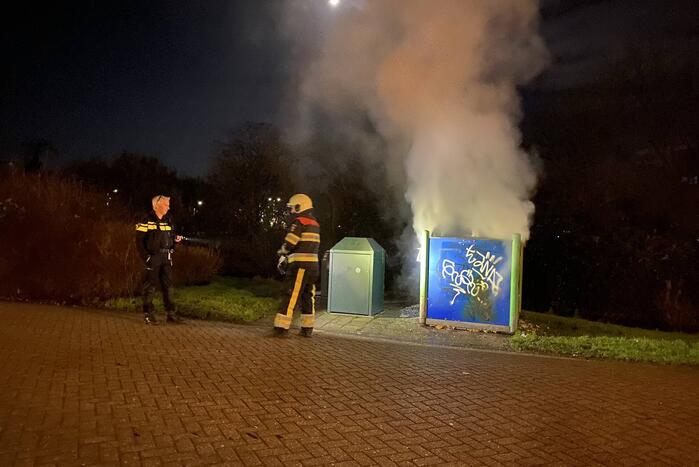 Veel rook door brand in container