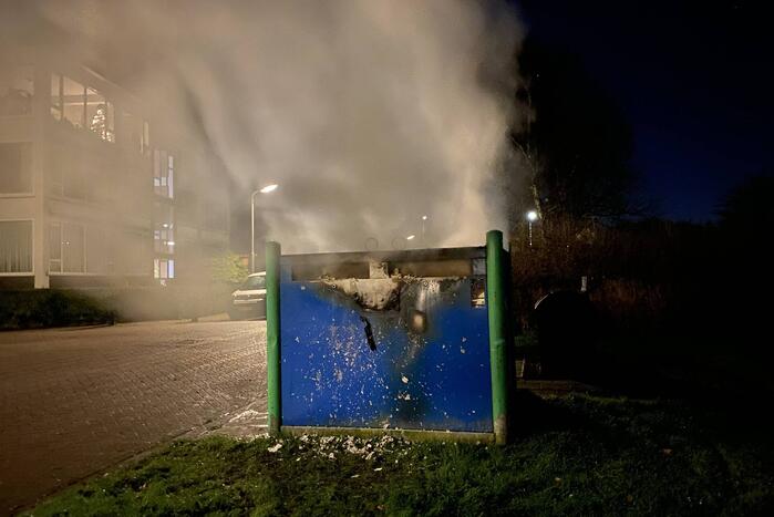 Veel rook door brand in container