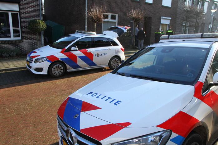 Politie beukt deur in en doen onderzoek in woning