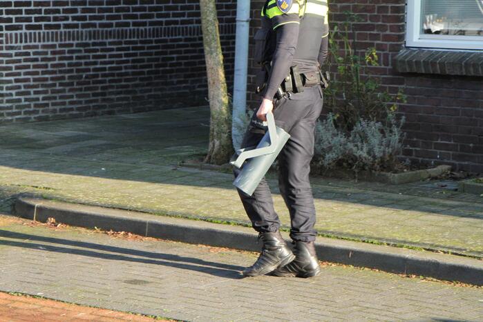 Politie beukt deur in en doen onderzoek in woning